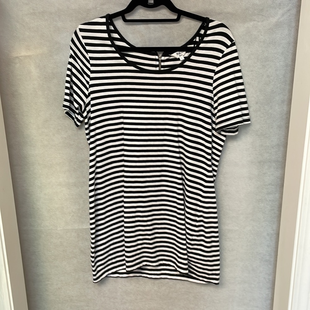 Super cute black and white dress or wear with leggings as a top